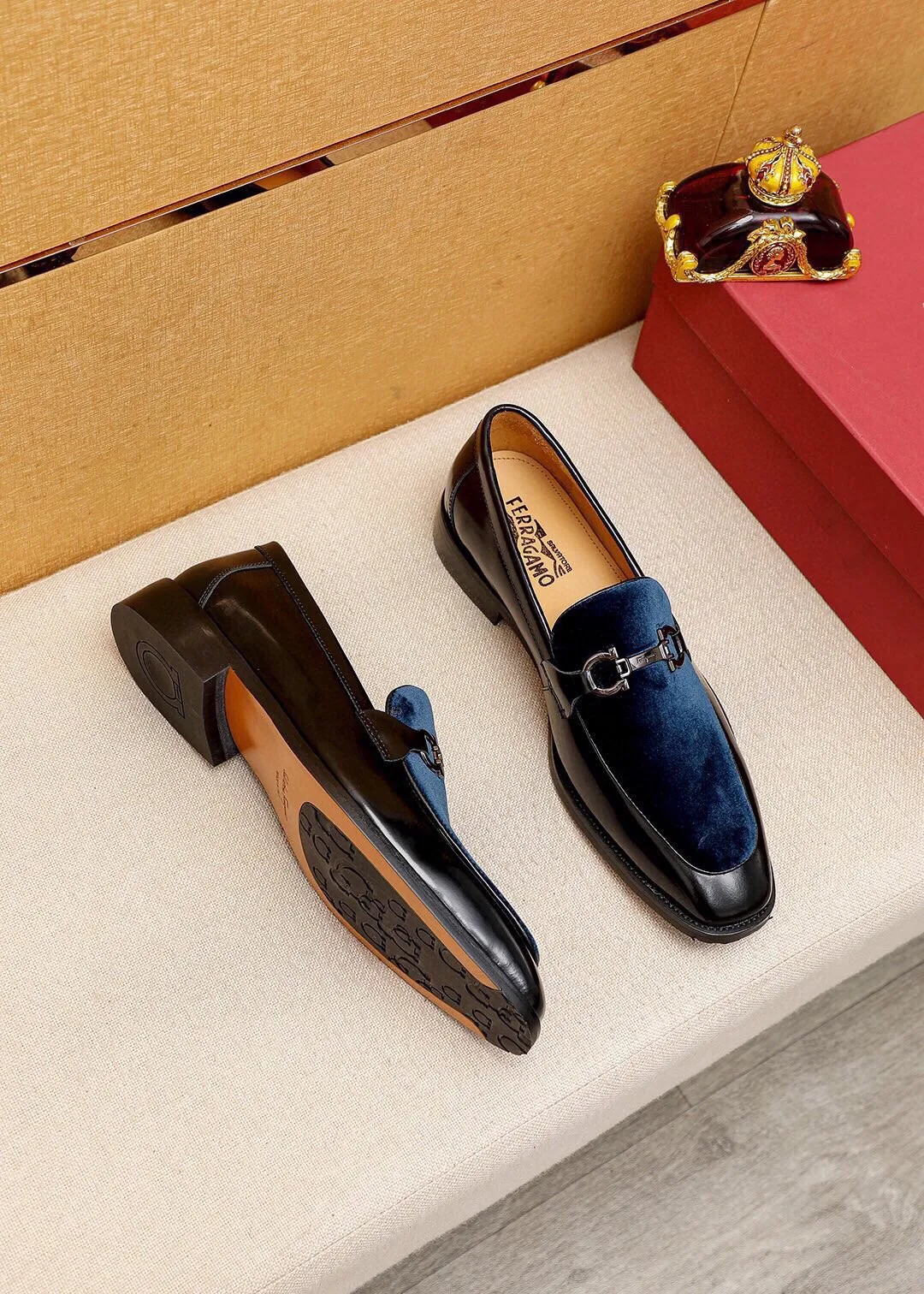 Men's shoes 💰460 💐 Product trademark: Ferragamo "Ferragamo" casual leather shoes Regular size: 38-44 (45.46.47🉑️Customized) Product materials: Selected imported top-layer high mercerized calfskin upper + luxury hardware buckle, imported water-dyed cow leather lining. Strong three-dimensional visual effect, rubber outsole Color: 2⃣️colors available